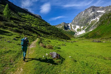 Çok sayıda turist Karalm 'dan Avusturya' nın Stubai Alpleri 'ndeki Habicht zirvesine doğru yürüyüşlerine başlıyor..