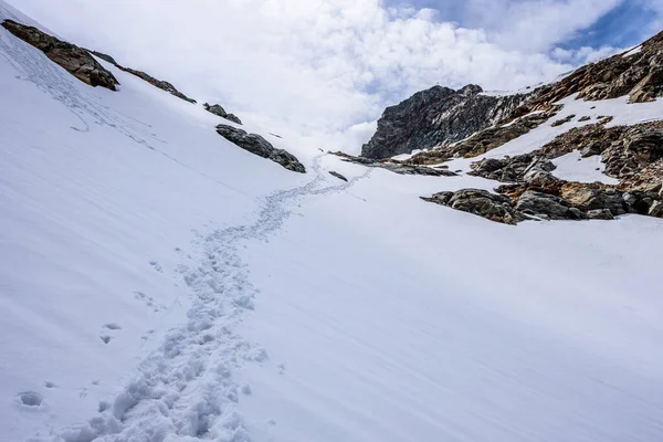 通往斯图拜阿尔卑斯山哈比什峰的小径穿过一个叫做哈比什费尔纳的小冰川 — 图库照片