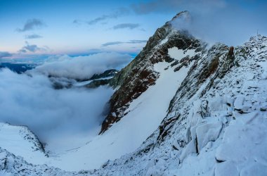 Hohe Tauern Ulusal Parkı 'ndaki buzul vadisinde ve Avusturya' nın en yüksek dağı Grossglockner 'da panoramik bir manzara.