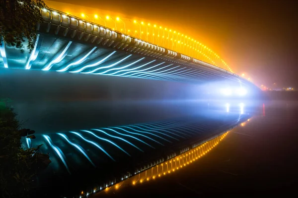 Μια Νυχτερινή Άποψη Της Γέφυρας Troja Trojsky Πιο Ομίχλη Πάνω — Φωτογραφία Αρχείου