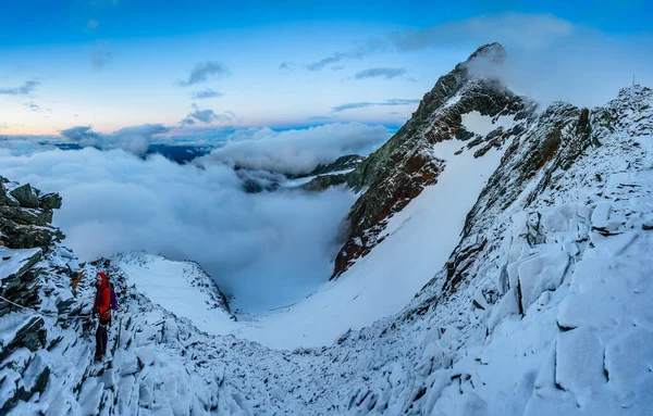 2021年9月27日 奥地利陶恩高地 一名登山者爬向奥地利最高峰格罗斯克纳 全景尽收眼底 — 图库照片