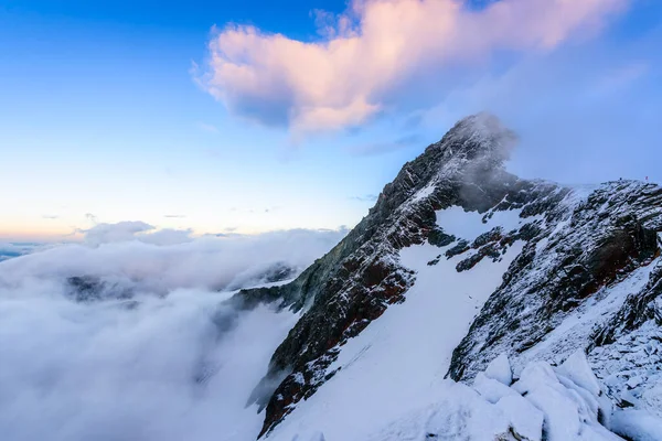 黎明时分 在奥地利高陶恩国家公园的最高峰上 一片粉红的云彩笼罩着它 — 图库照片