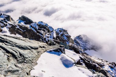 Avusturya 'nın en yüksek dağının tepesinde Grossglockner bulutlarda. 