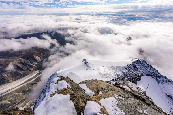 在云彩中的奥地利最高峰格罗斯克纳山脊 — 图库照片