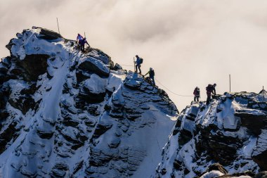 Dağcılar Avusturya 'nın en yüksek dağı Grossglockner' a tırmanıyor.