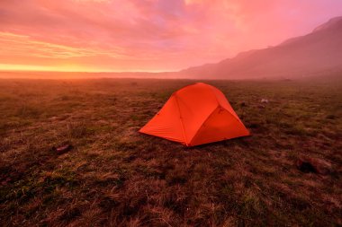 Renkli bir sabah, Drakensberg dağlarındaki Centenery Hut 'ta bir kamp çadırı..