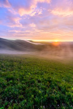 Drakensberg dağlarındaki Centenery Hut 'ta renkli bir sabah.