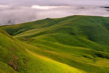 Centenery Hut, Drakesnberg dağlarında terk edilmiş bir binadır. Kampçılar genelde yürüyüş yaparken bir gece geçirirler..