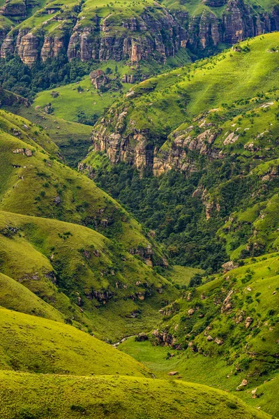 南アフリカ共和国のDrakensberg山脈の谷の崖の詳細画像 — ストック写真