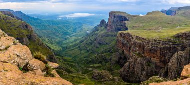 Drakensberg, Orta Afrika platosunu çevreleyen Büyük Kayalık 'ın doğu kısmıdır..