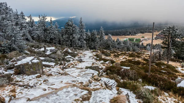 Uma Trilha Montanha Congelada Direção Sedlo Slezke Parque Nacional Krkonose — Fotografia de Stock
