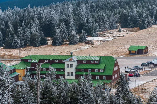 Krkonose Ulusal Parkı 'ndaki Spindlerova Bouda dağ kulübesi dondurucu bir sonbahar gününde.