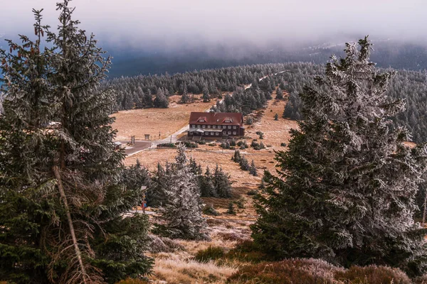 Berghütte Spindlerova Bouda Nationalpark Riesengebirge Einem Zugefrorenen Herbsttag — Stockfoto
