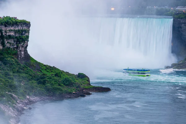 Turistlerle dolu bir tekne Niagara Şelalesi 'ne düşüyor..