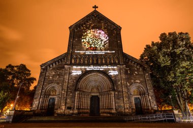 Prag, Çek Cumhuriyeti, Ekim 2021 - Sinyal Festivali sırasında Aziz Kiril ve Methodius Kilisesi 'nin bir yansıması