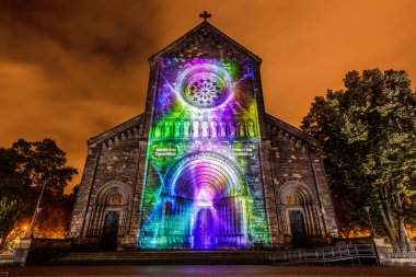 Prag, Çek Cumhuriyeti, Ekim 2021 - Sinyal Festivali sırasında Aziz Kiril ve Methodius Kilisesi 'nin bir yansıması