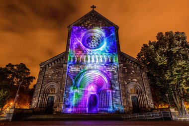 Prag, Çek Cumhuriyeti, Ekim 2021 - Sinyal Festivali sırasında Aziz Kiril ve Methodius Kilisesi 'nin bir yansıması