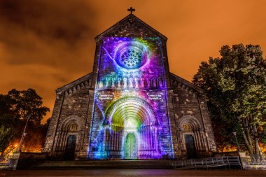 Prag, Çek Cumhuriyeti, Ekim 2021 - Sinyal Festivali sırasında Aziz Kiril ve Methodius Kilisesi 'nin bir yansıması