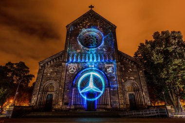 Prag, Çek Cumhuriyeti, Ekim 2021 - Sinyal Festivali sırasında Aziz Kiril ve Methodius Kilisesi 'nin bir yansıması