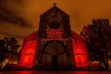Prag, Çek Cumhuriyeti, Ekim 2021 - Sinyal Festivali sırasında Aziz Kiril ve Methodius Kilisesi 'nin bir yansıması