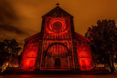 Prag, Çek Cumhuriyeti, Ekim 2021 - Sinyal Festivali sırasında Aziz Kiril ve Methodius Kilisesi 'nin bir yansıması