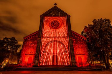 Prag, Çek Cumhuriyeti, Ekim 2021 - Sinyal Festivali sırasında Aziz Kiril ve Methodius Kilisesi 'nin bir yansıması
