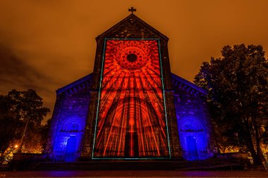 Prag, Çek Cumhuriyeti, Ekim 2021 - Sinyal Festivali sırasında Aziz Kiril ve Methodius Kilisesi 'nin bir yansıması
