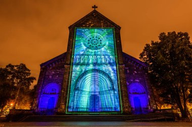 Prag, Çek Cumhuriyeti, Ekim 2021 - Sinyal Festivali sırasında Aziz Kiril ve Methodius Kilisesi 'nin bir yansıması