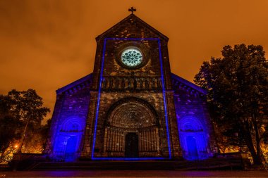 Prag, Çek Cumhuriyeti, Ekim 2021 - Sinyal Festivali sırasında Aziz Kiril ve Methodius Kilisesi 'nin bir yansıması