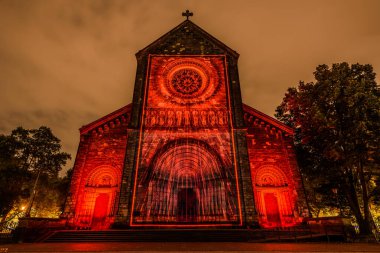 Prag, Çek Cumhuriyeti, Ekim 2021 - Sinyal Festivali sırasında Aziz Kiril ve Methodius Kilisesi 'nin bir yansıması