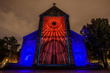 Prag, Çek Cumhuriyeti, Ekim 2021 - Sinyal Festivali sırasında Aziz Kiril ve Methodius Kilisesi 'nin bir yansıması