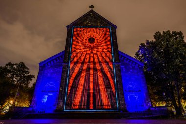 Prag, Çek Cumhuriyeti, Ekim 2021 - Sinyal Festivali sırasında Aziz Kiril ve Methodius Kilisesi 'nin bir yansıması