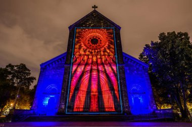 Prag, Çek Cumhuriyeti, Ekim 2021 - Sinyal Festivali sırasında Aziz Kiril ve Methodius Kilisesi 'nin bir yansıması