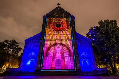 Prag, Çek Cumhuriyeti, Ekim 2021 - Sinyal Festivali sırasında Aziz Kiril ve Methodius Kilisesi 'nin bir yansıması