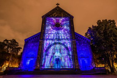 Prag, Çek Cumhuriyeti, Ekim 2021 - Sinyal Festivali sırasında Aziz Kiril ve Methodius Kilisesi 'nin bir yansıması