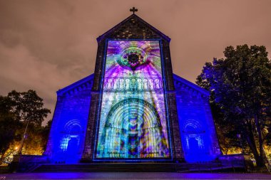Prag, Çek Cumhuriyeti, Ekim 2021 - Sinyal Festivali sırasında Aziz Kiril ve Methodius Kilisesi 'nin bir yansıması
