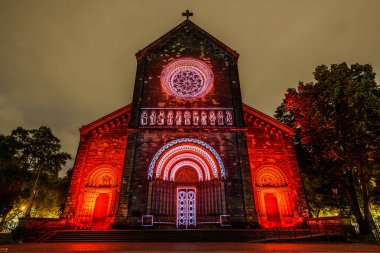 Prag, Çek Cumhuriyeti, Ekim 2021 - Sinyal Festivali sırasında Aziz Kiril ve Methodius Kilisesi 'nin bir yansıması