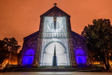 Prag, Çek Cumhuriyeti, Ekim 2021 - Sinyal Festivali sırasında Aziz Kiril ve Methodius Kilisesi 'nin bir yansıması