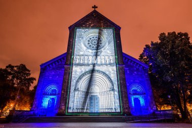 Prag, Çek Cumhuriyeti, Ekim 2021 - Sinyal Festivali sırasında Aziz Kiril ve Methodius Kilisesi 'nin bir yansıması