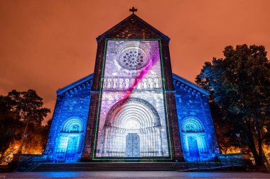 Prag, Çek Cumhuriyeti, Ekim 2021 - Sinyal Festivali sırasında Aziz Kiril ve Methodius Kilisesi 'nin bir yansıması