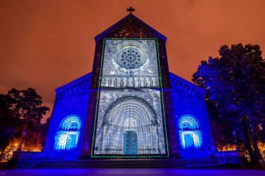 Prag, Çek Cumhuriyeti, Ekim 2021 - Sinyal Festivali sırasında Aziz Kiril ve Methodius Kilisesi 'nin bir yansıması