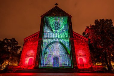 Prag, Çek Cumhuriyeti, Ekim 2021 - Sinyal Festivali sırasında Aziz Kiril ve Methodius Kilisesi 'nin bir yansıması