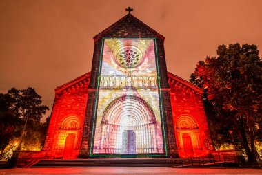 Prag, Çek Cumhuriyeti, Ekim 2021 - Sinyal Festivali sırasında Aziz Kiril ve Methodius Kilisesi 'nin bir yansıması