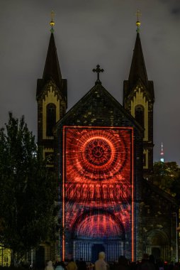 Prag, Çek Cumhuriyeti, Ekim 2021 - Sinyal Festivali sırasında Aziz Kiril ve Methodius Kilisesi 'nin bir yansıması