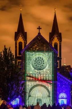 Prag, Çek Cumhuriyeti, Ekim 2021 - Sinyal Festivali sırasında Aziz Kiril ve Methodius Kilisesi 'nin bir yansıması