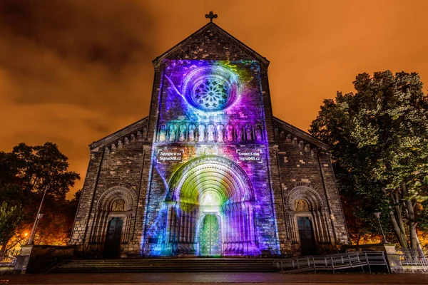 Prag, Çek Cumhuriyeti, Ekim 2021 - Sinyal Festivali sırasında Aziz Kiril ve Methodius Kilisesi 'nin bir yansıması