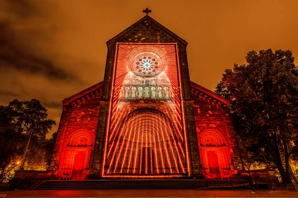 Prag, Çek Cumhuriyeti, Ekim 2021 - Sinyal Festivali sırasında Aziz Kiril ve Methodius Kilisesi 'nin bir yansıması