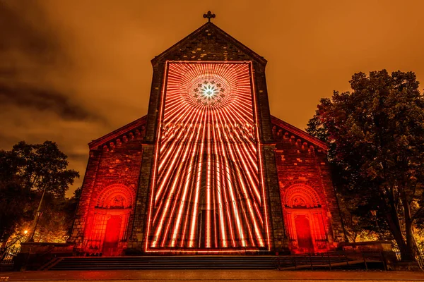 Prag, Çek Cumhuriyeti, Ekim 2021 - Sinyal Festivali sırasında Aziz Kiril ve Methodius Kilisesi 'nin bir yansıması