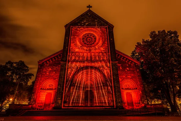 Prag, Çek Cumhuriyeti, Ekim 2021 - Sinyal Festivali sırasında Aziz Kiril ve Methodius Kilisesi 'nin bir yansıması