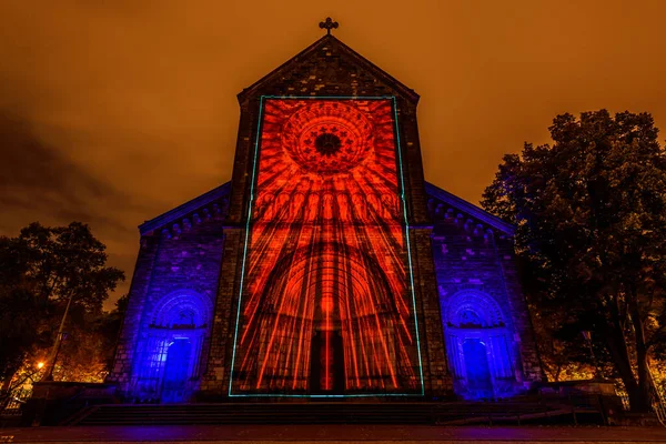 Prag, Çek Cumhuriyeti, Ekim 2021 - Sinyal Festivali sırasında Aziz Kiril ve Methodius Kilisesi 'nin bir yansıması